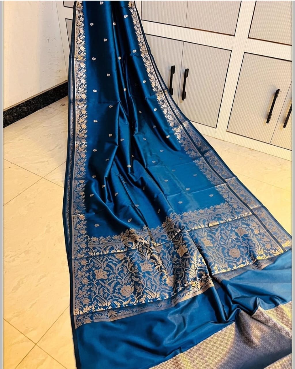 Vintage banaras soft silk sarees with intricate small weaving borders rich pallu and blouse
