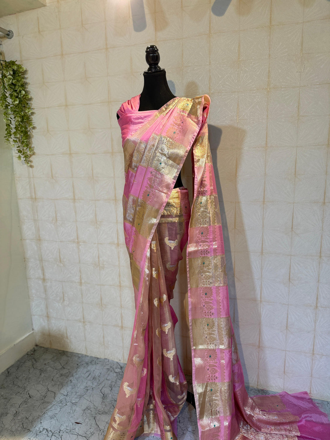 Exclusive banaras tissue silk saree in unique pattern unstitched blouse